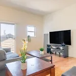 Huge Modern 4 Bedroom Flat W/ City Views And Deck
