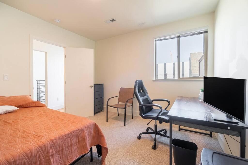 Huge Modern 4 Bedroom Flat W/ Views And Deck *