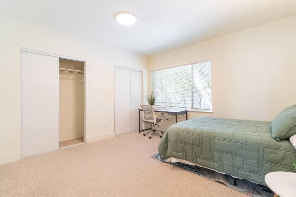 Huge Modern 4 Bedroom Flat W/ Views And Deck *